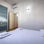 Yid Business Gate Vendégház 4*