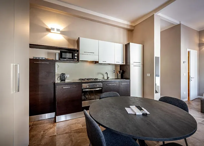 Yid Business Gate 4*